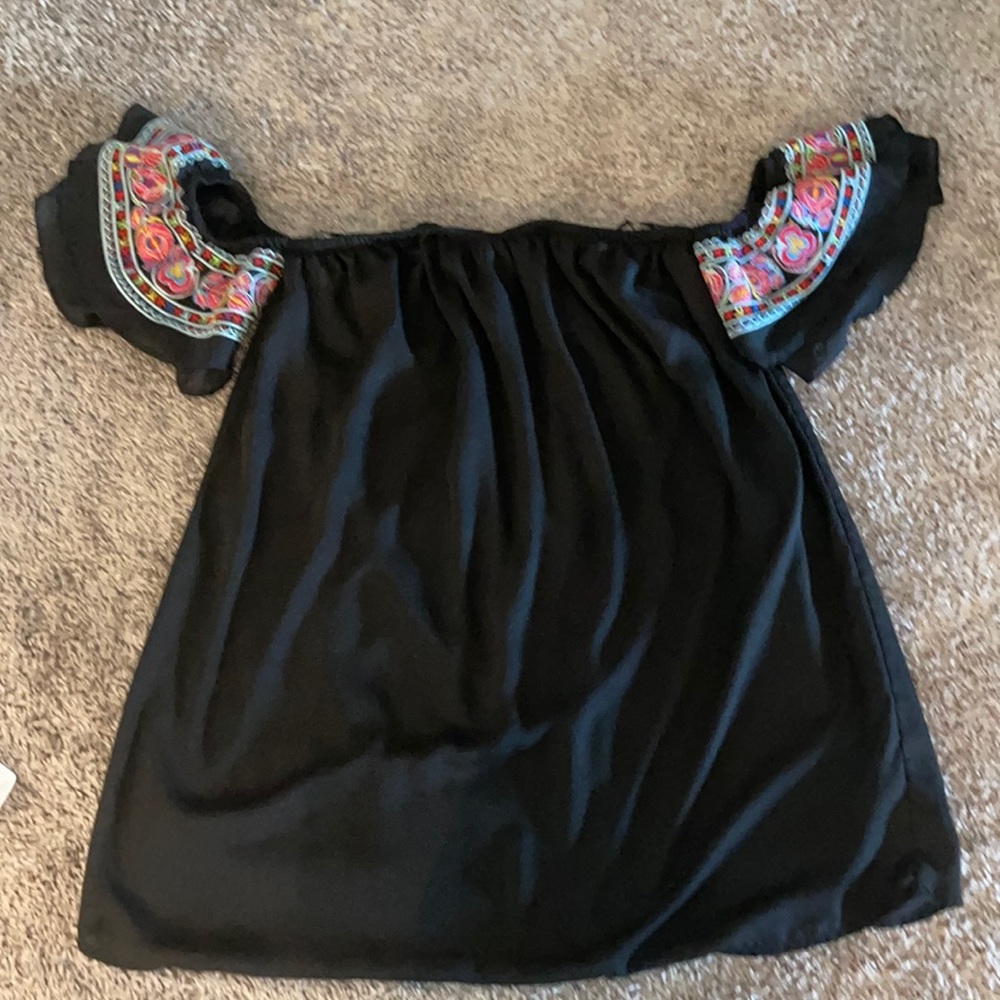Embroidered off the shoulder shirt.